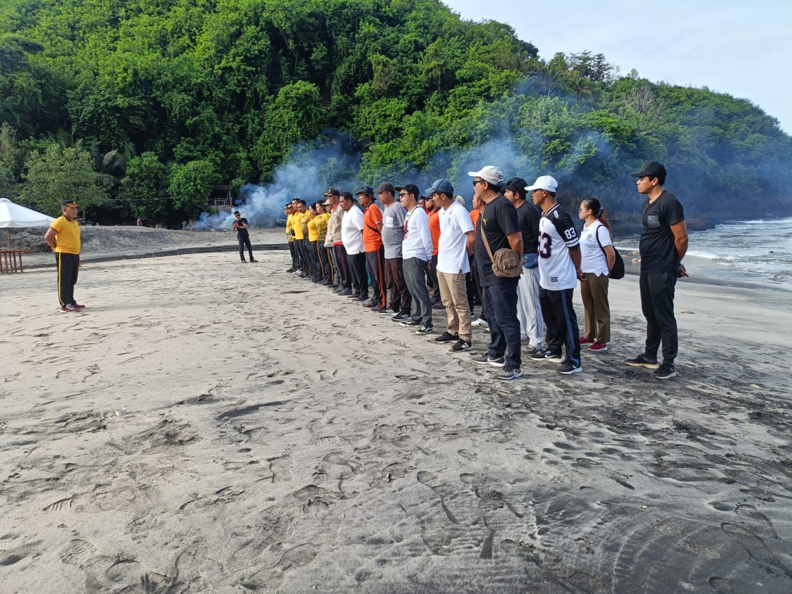 Kegiatan Bersih-bersih di Area CristalBay Nusa Penida