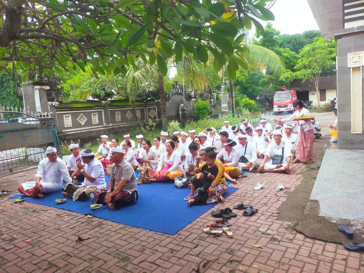 Persembahyangan di Lingkungan Kantor Camat Nusa Penida